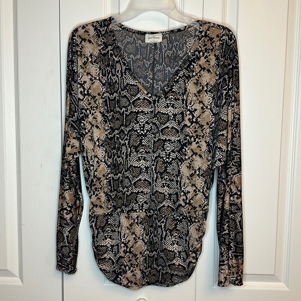 Free Kisses Snake Print Tops 95% Polyester & 5% Spandex Size Large